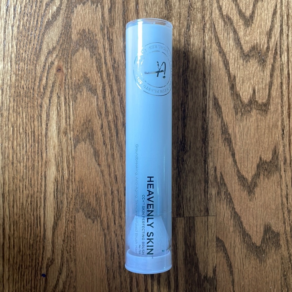 IT cosmetics CC Skin Perfecting Brush #702 NWT